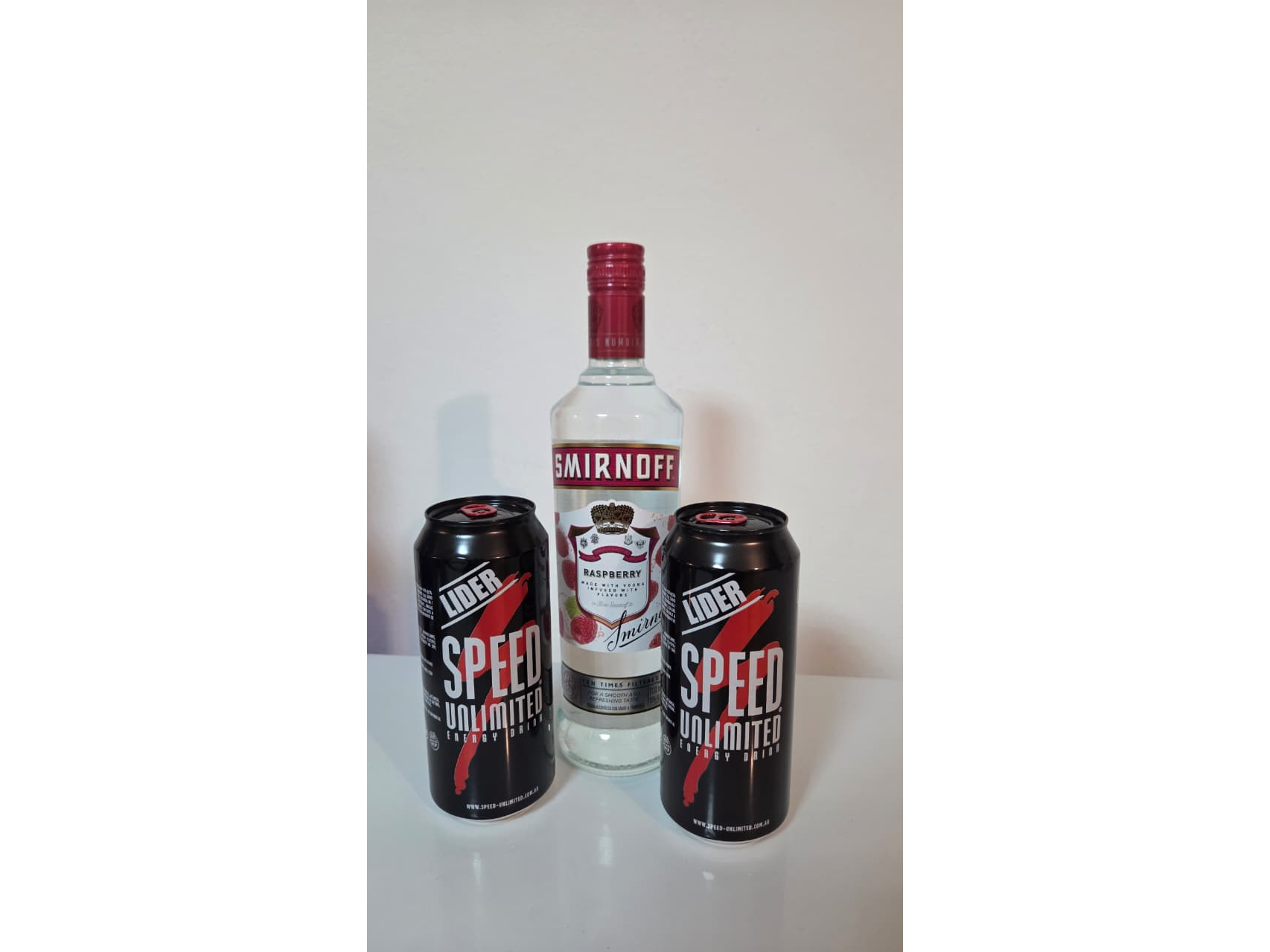 SMIRNOFF FRUTOS ROJOS + 2 ENERGIZANTES (SIMPLE)