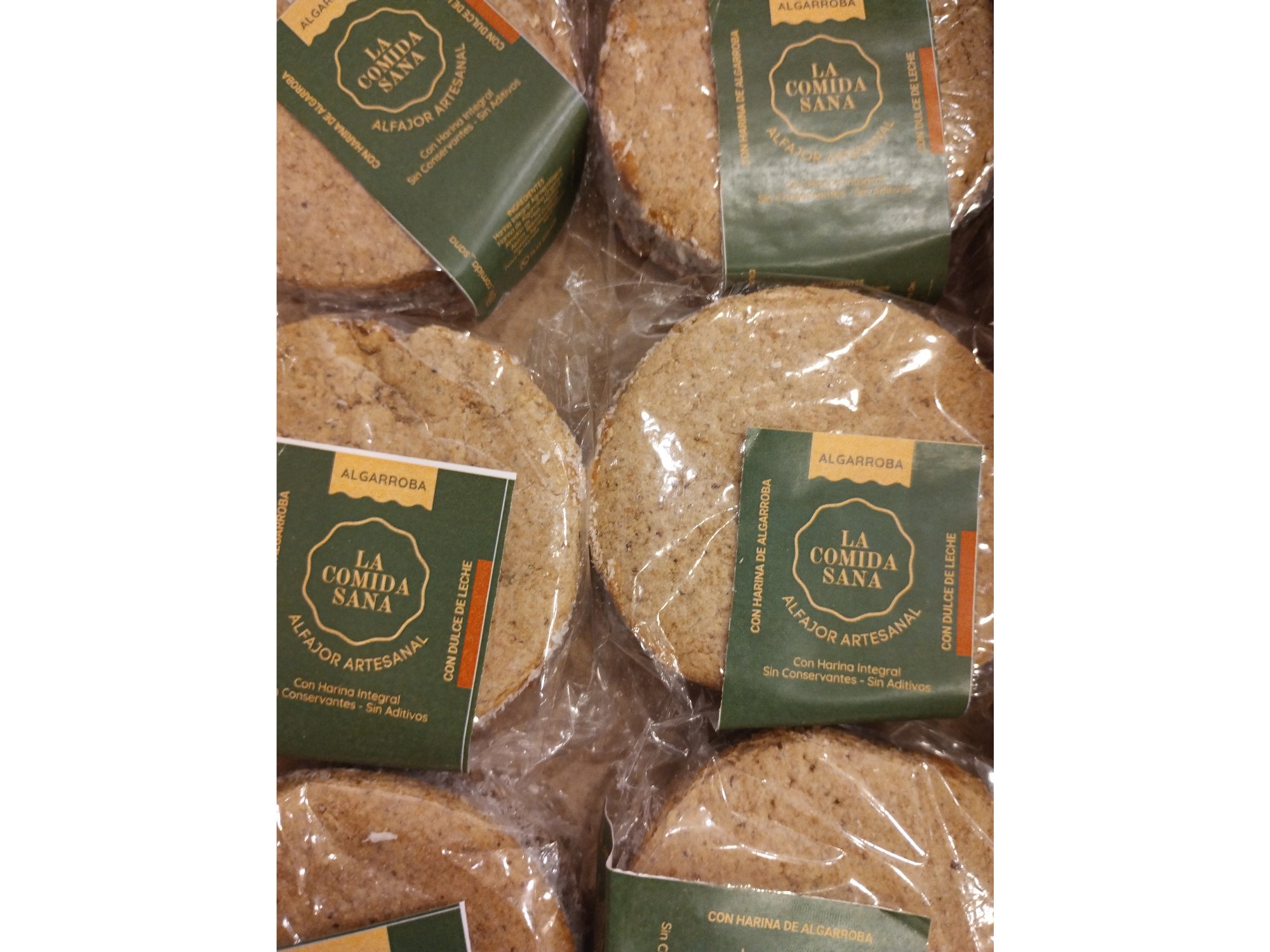 Alfajores de algarroba con dulce de leche