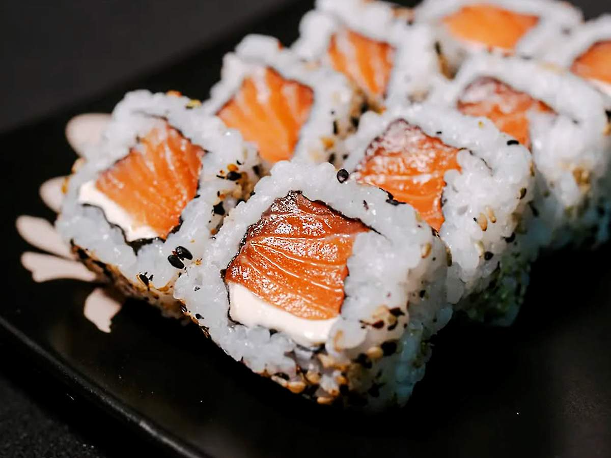Sake roll de nakapoke sushi