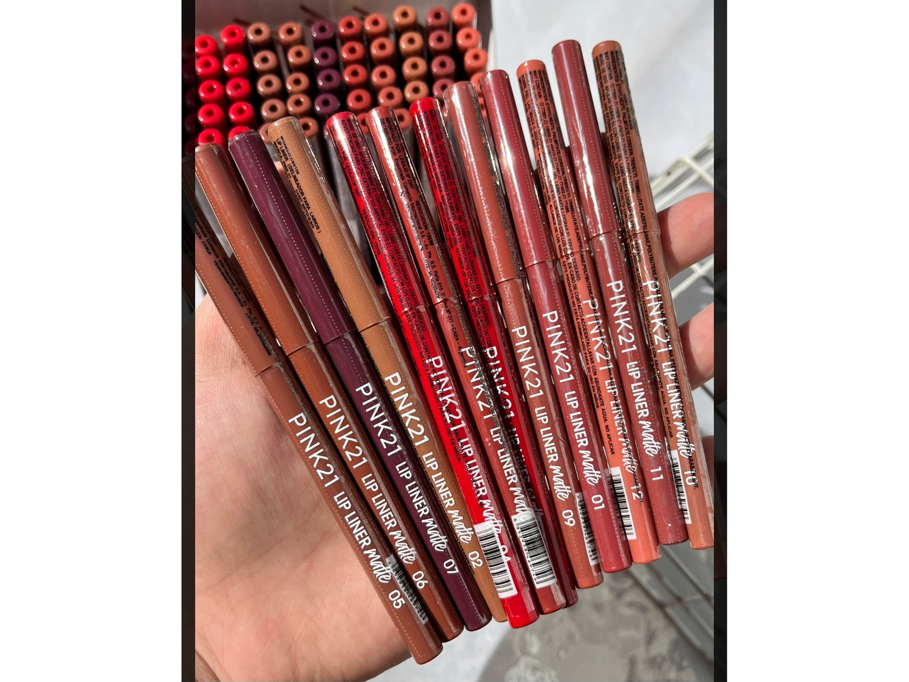 DELINEADOR DE LABIOS RETRACTIL