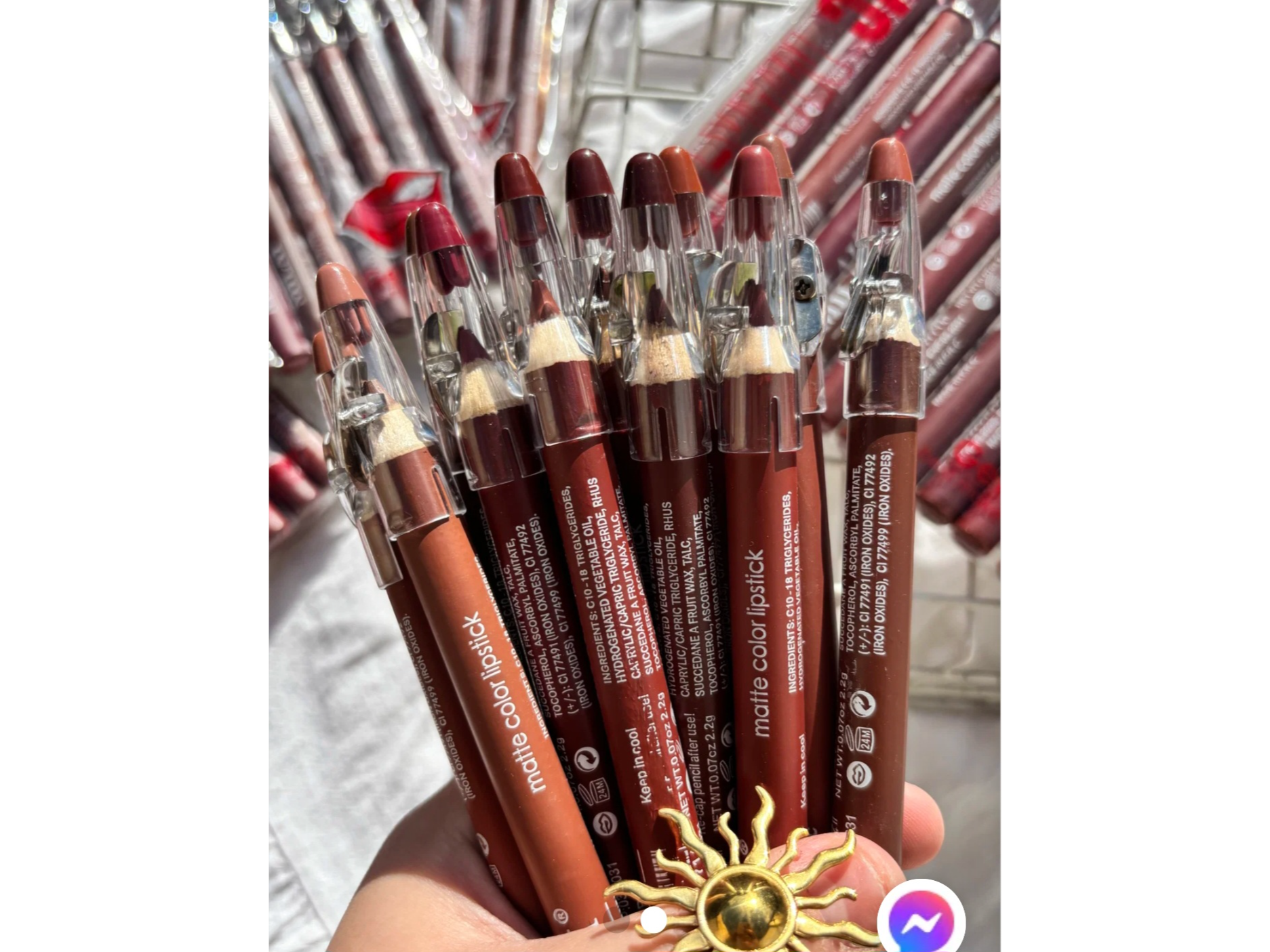 DELINEADOR DE LABIOS CON SACAPUNTAS