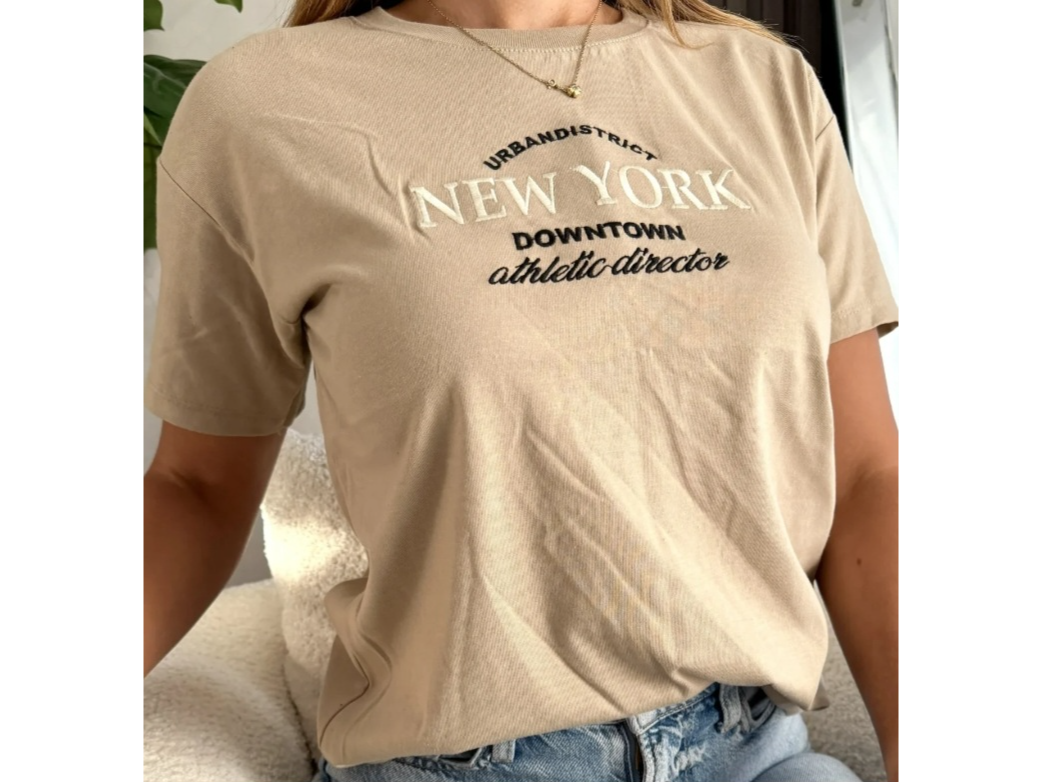 REMERA BORDADA NEW YORK BEIGE