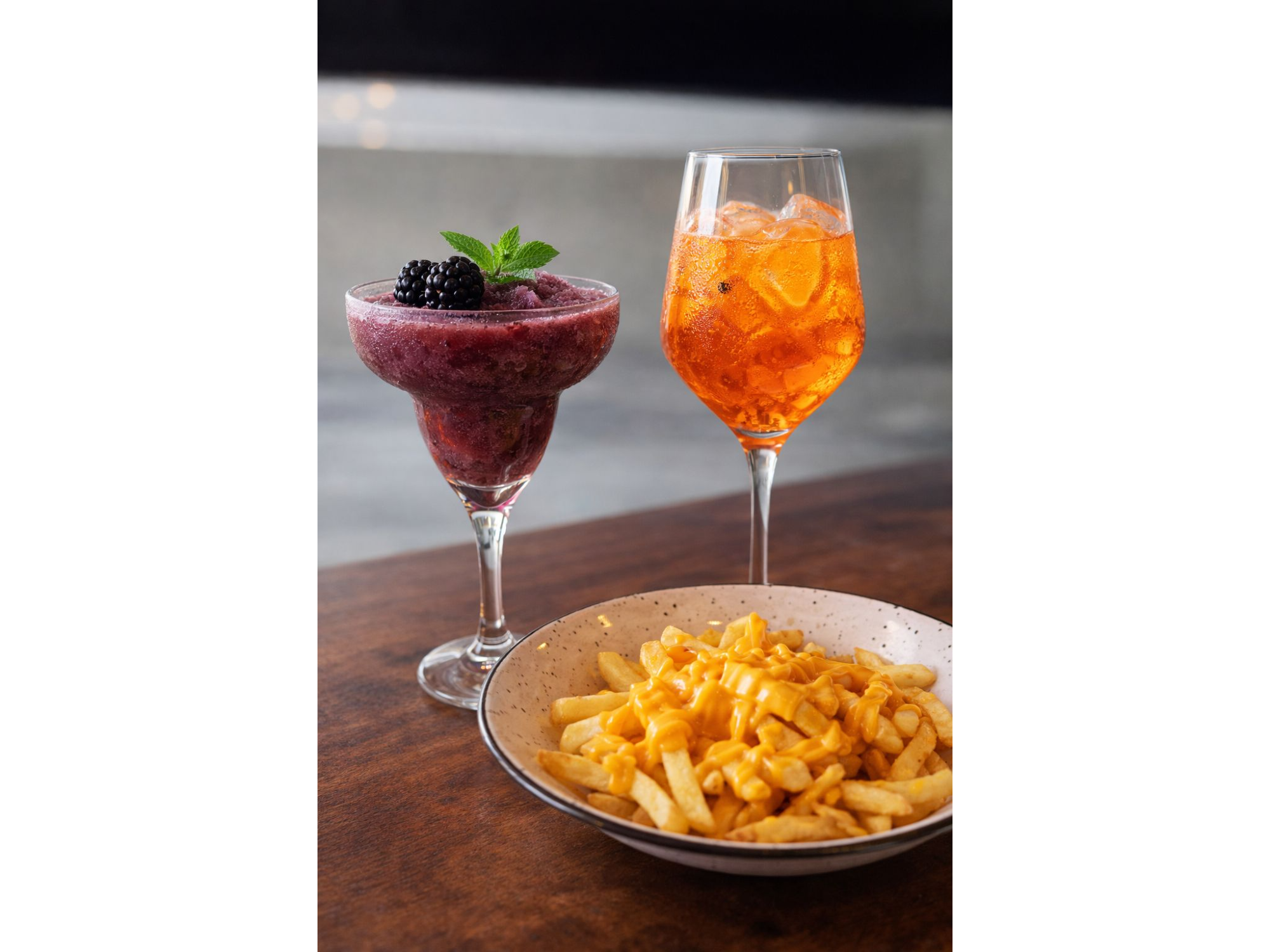 2 TRAGOS + FRITAS CON CHEDDAR