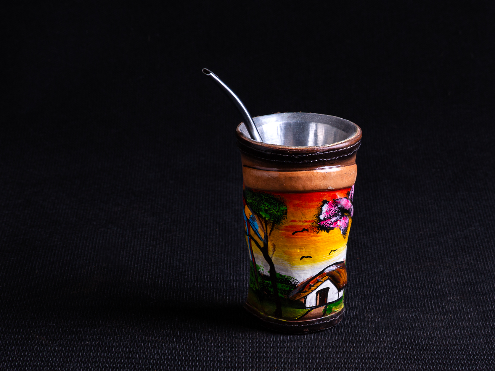 Mate de cuero tallado c/bombilla