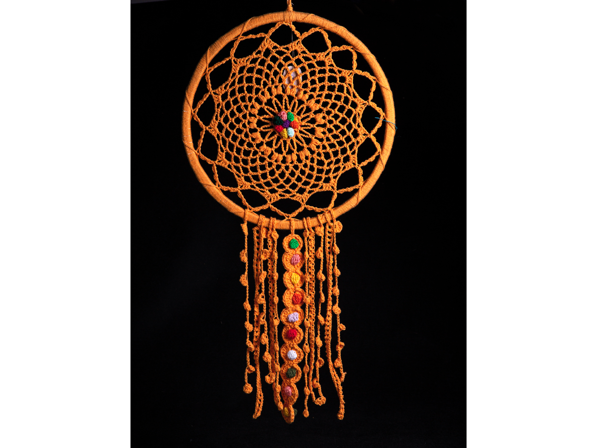 Atrapasueños tejido naranja con rulos y flores