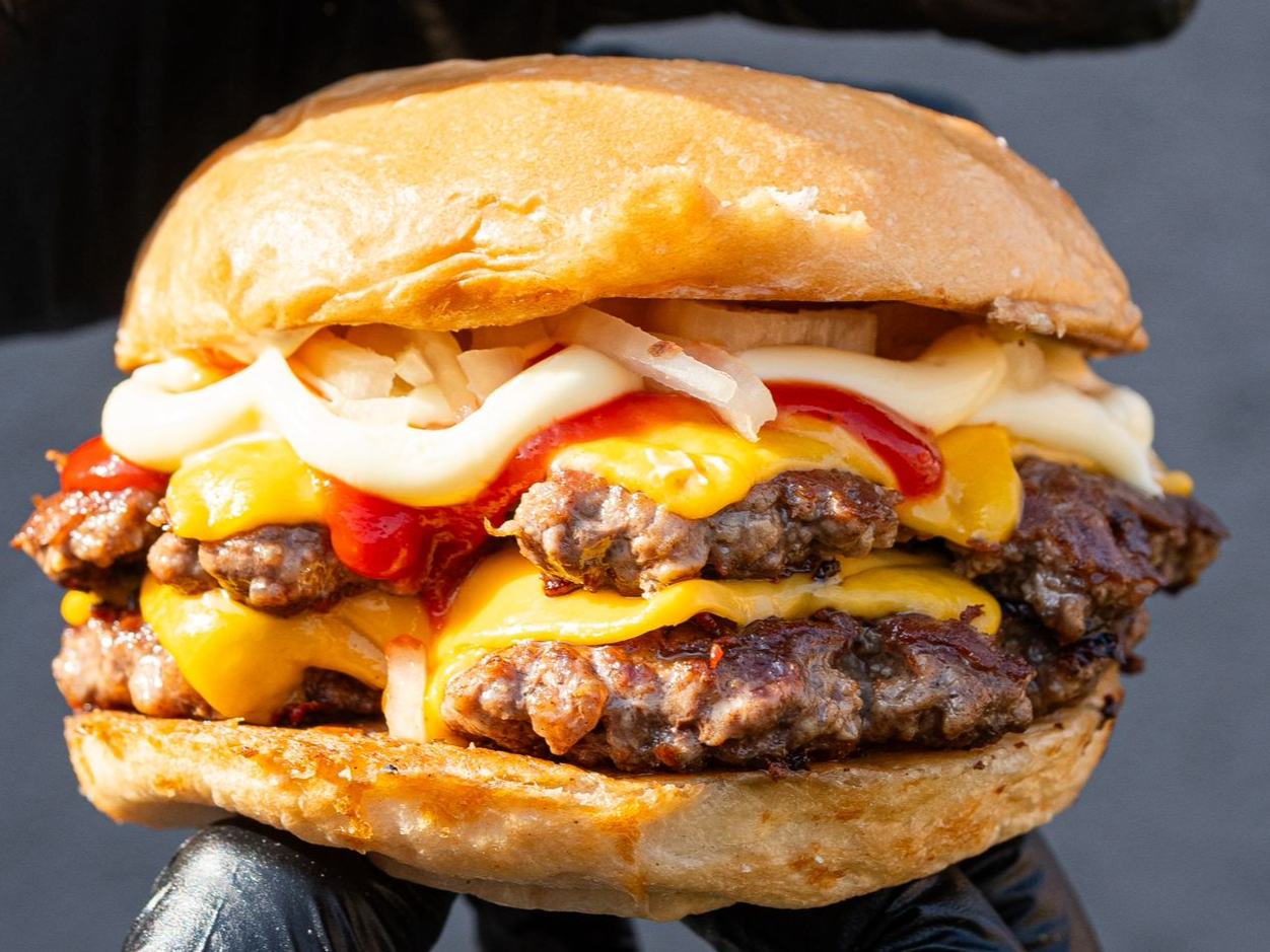 2 cheeseburger dobles con papas sazonadas