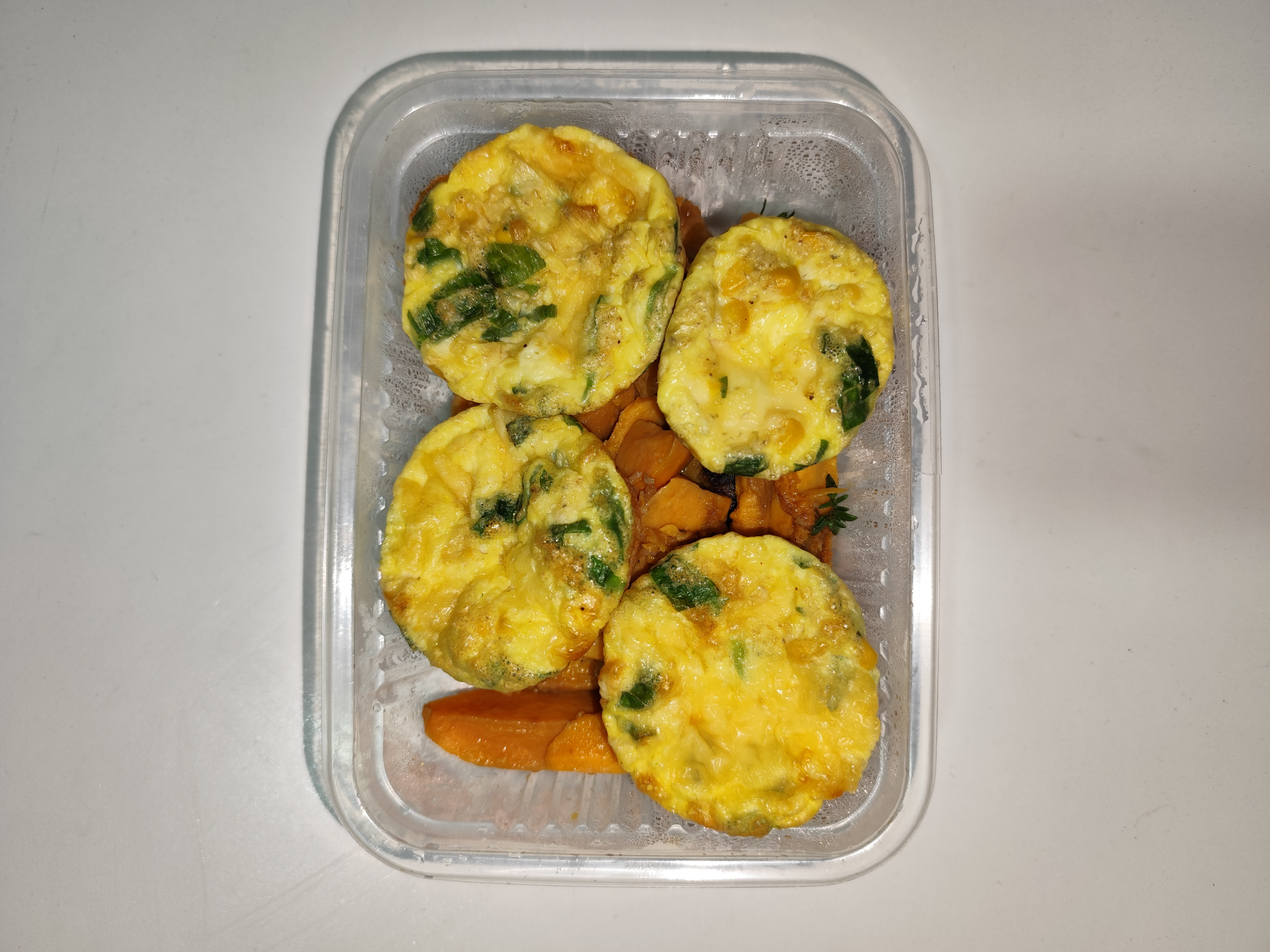 Muffins rellenos de choclo, verdeo y queso acompañados de batatas al tomillo.