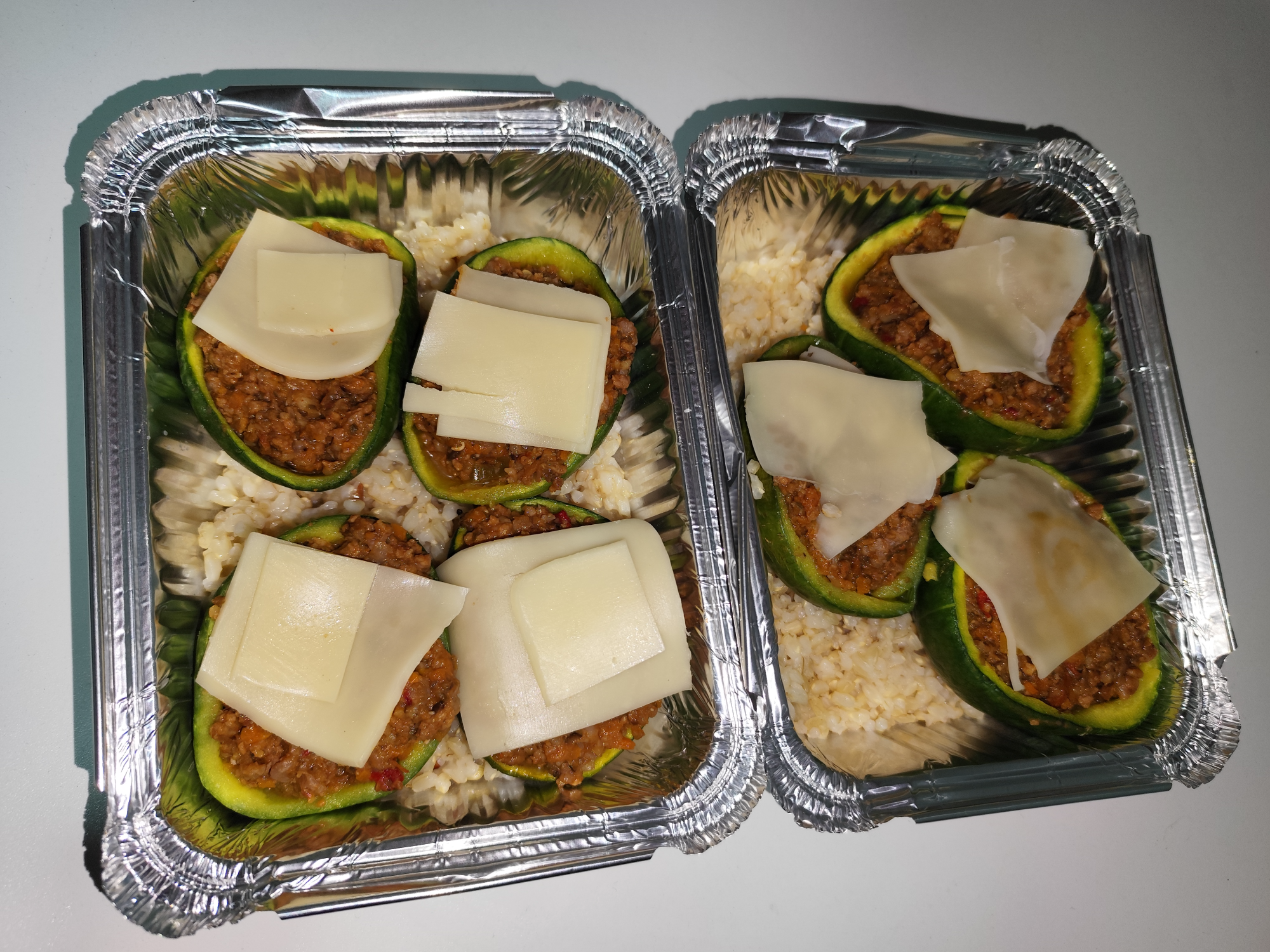 Zapallitos rellenos de carne, legumbres y vegetales acompañado de arroz yamani