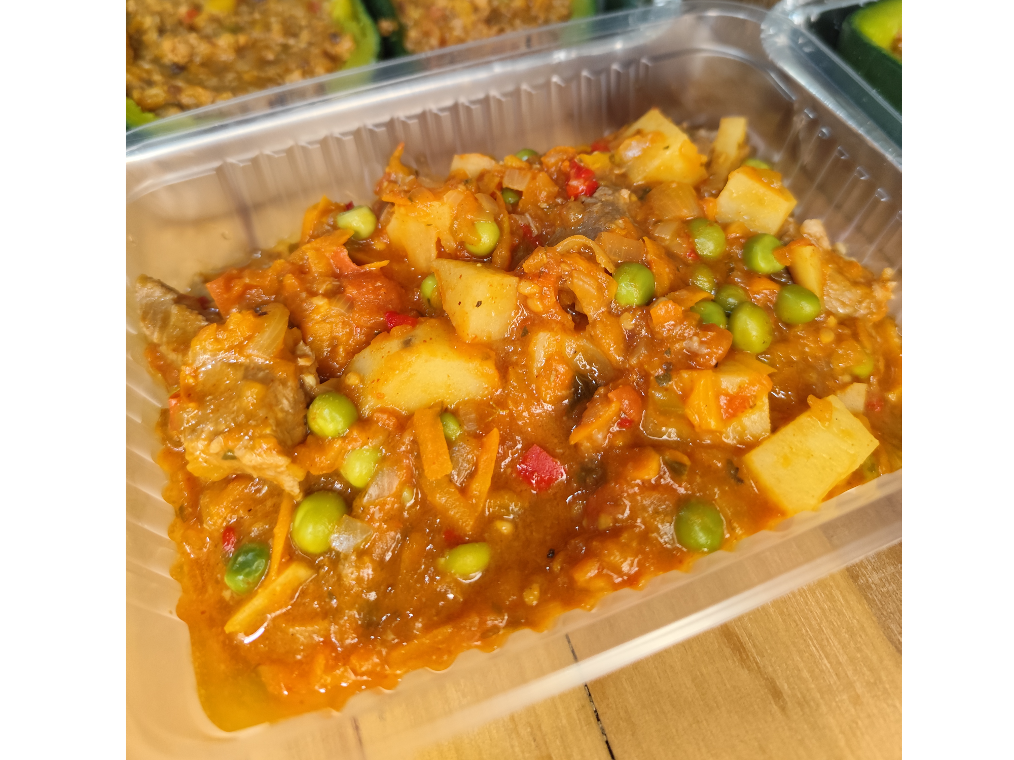 Guisado de ternera, vegetales y arvejas