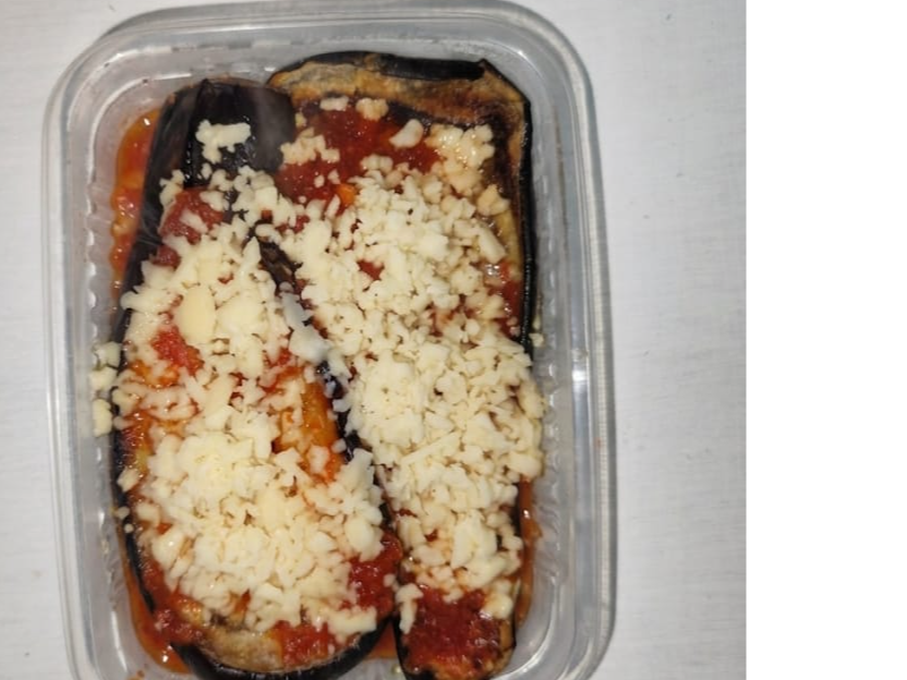Berenjenas napolitanas con arroz yamaní, arvejas y zanahoria