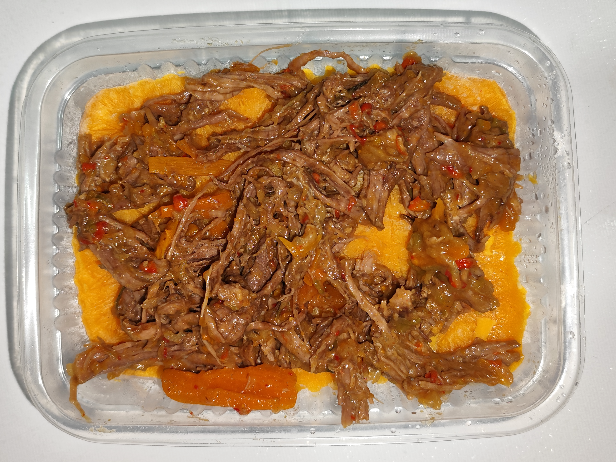 Roast beef desmenuzado con puré de papa y calabaza