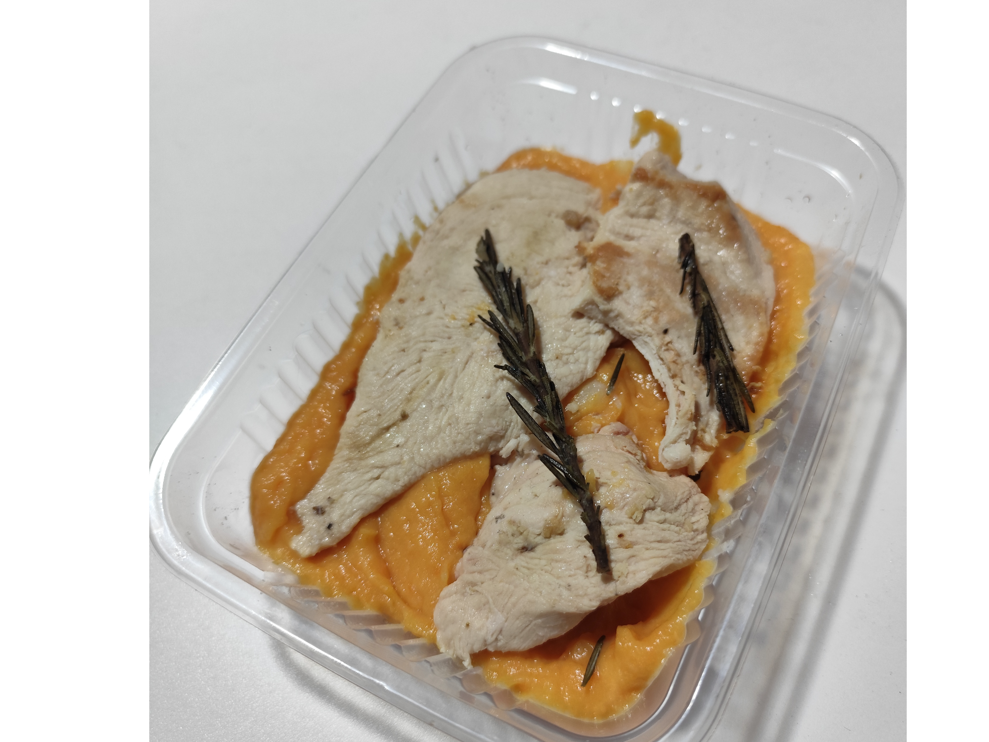 Pollo cítrico al romero con puré de papa y zanahoria