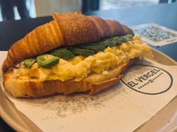 Croissant salada con palta