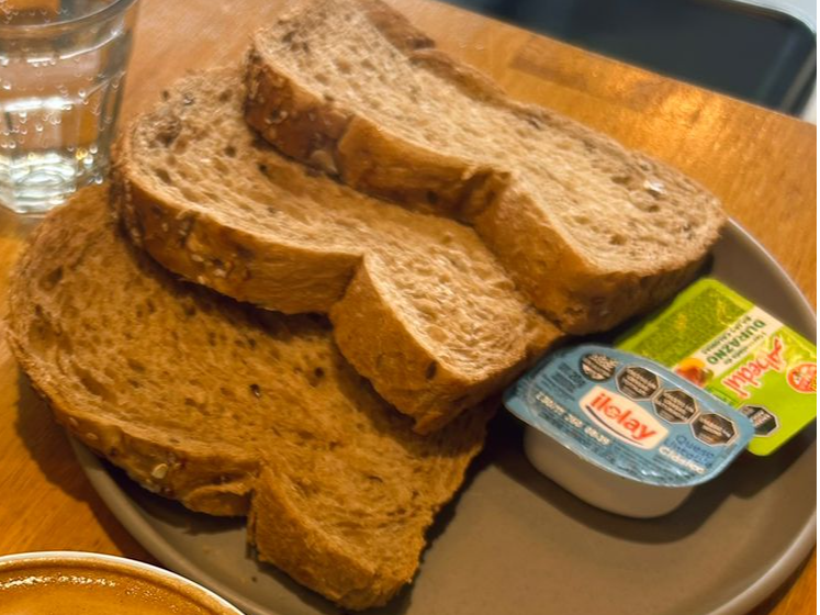 Tostadas de pan integral (3) con queso crema y mermelada