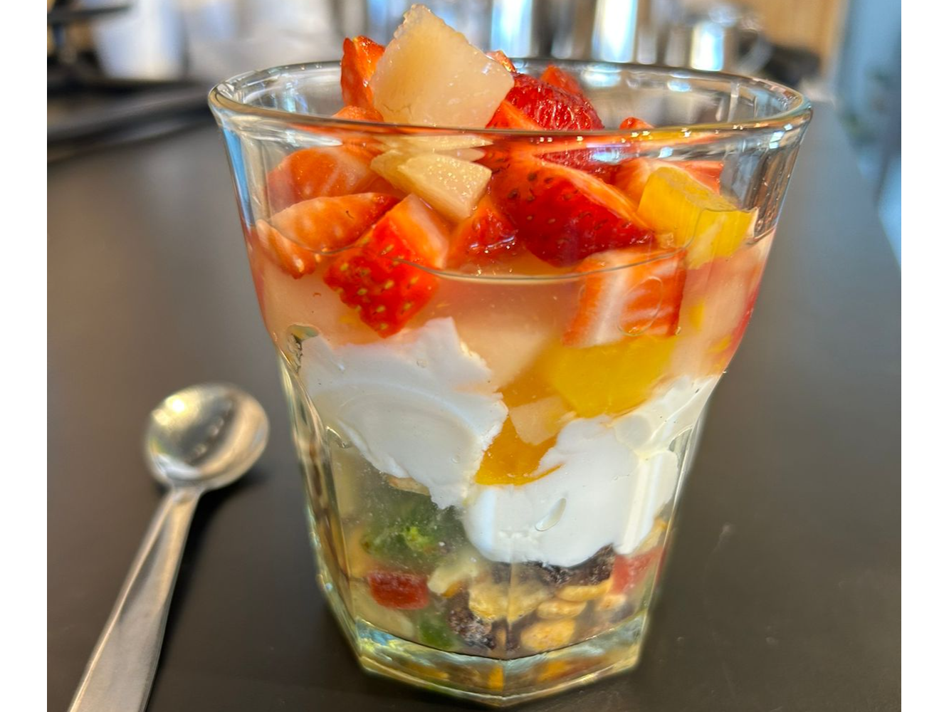 Yogurt con granola y frutas