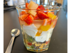 Yogurt con granola y frutas