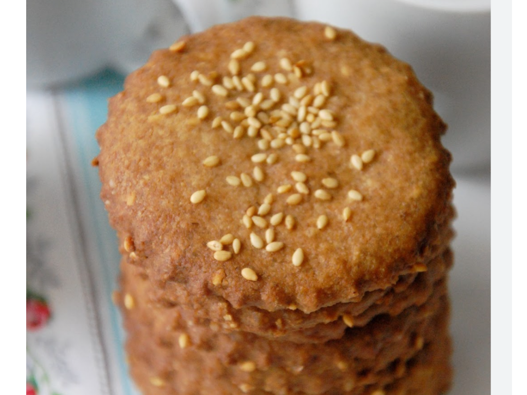 GALLETAS DE ALGARROBA Y SÉSAMO BLANCO