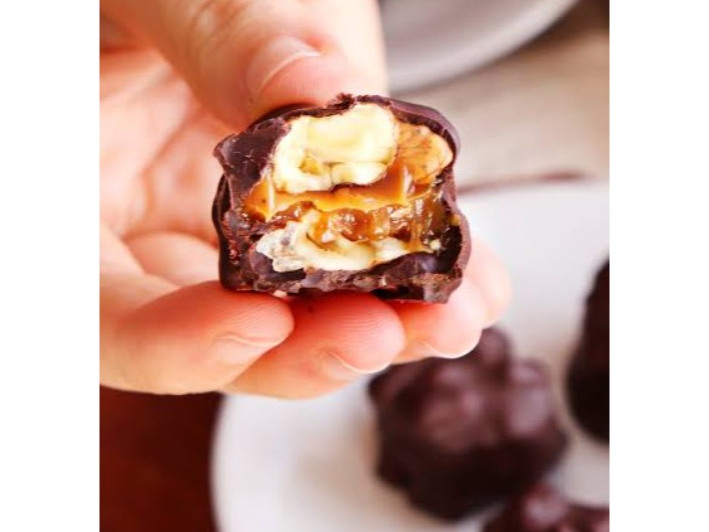 NUEZ CON DULCE DE LECHE BAÑADA EN CHOCOLATE