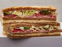 Sándwiches de Miga de Queso, Tomate, Lechuga y Huevo