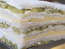Sándwiches de Miga de Queso, Huevo y Aceitunas