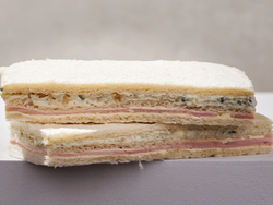 Sándwiches de Miga de Jamón Crudo, Humus y Tomate