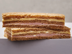Sandwiches de Miga de Jamon Cocido y Queso en pan de salvado.