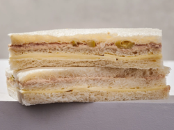 Sándwiches de Miga de Atún, Queso y Aceitunas