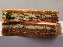 Sándwiches de Miga de Jamón Crudo, Rúcula y Queso. (24Hs anticipado)