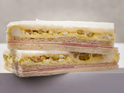Sándwiches de Miga de Jamón Cocido, Huevo y Aceitunas