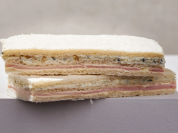 Sándwiches de Miga de Jamón Cocido y queso azul