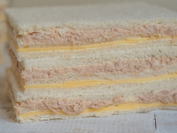 Sándwiches de Miga de Atún, Queso y Huevo