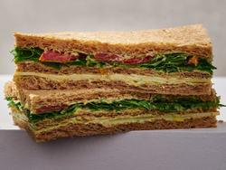 Sandwiches de Miga de Queso, Pasta de Palta, Rucula y Tomate.