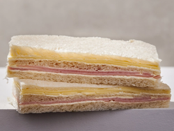Sándwiches de Miga de Jamón Cocido y Queso en pan blanco.