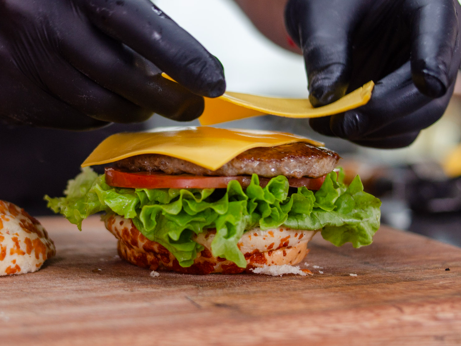 HAMBURGUESA LECHUGA TOMATE Y CHEDAR + PAPAS FRITAS (cod PR7)