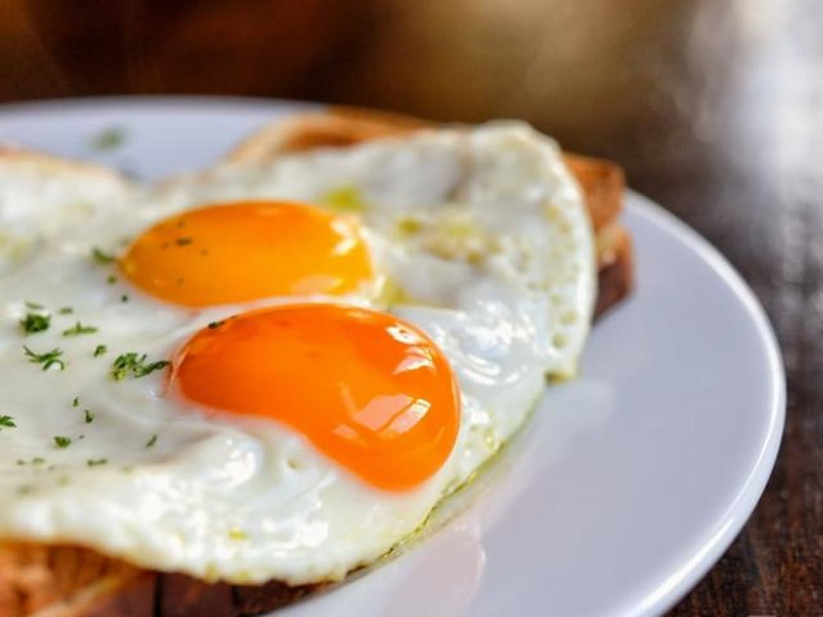 A Caballo (2 huevos fritos)  (cod 903)