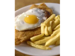 Milanesa de pollo con fritas y huevos