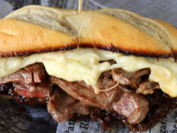 Sandwich de carne al horno con muzarella y cebollas Caramelizadas (*cod 3012*)