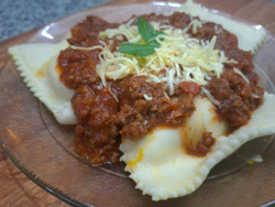 Raviolones de cabutia y queso parmesano