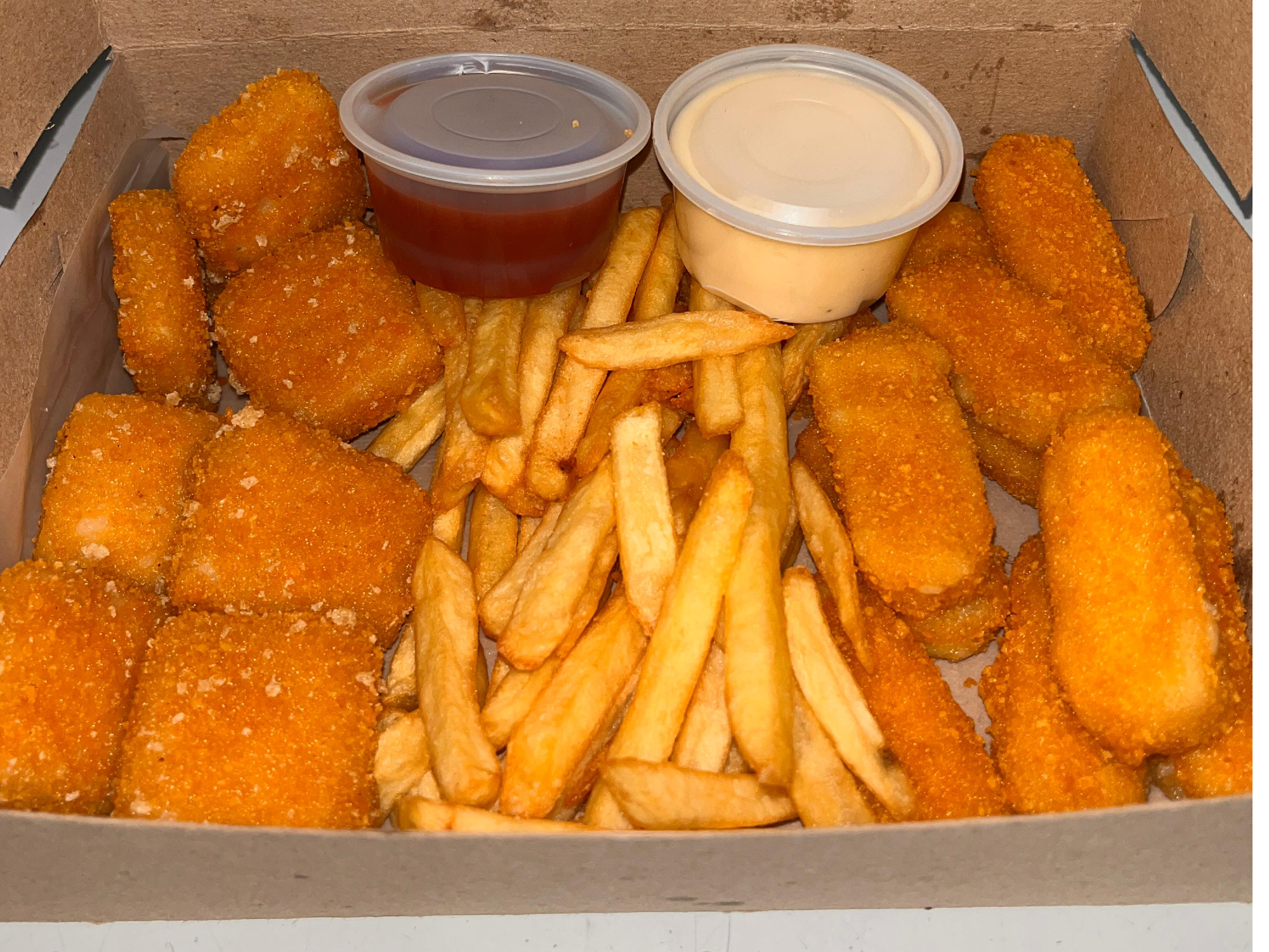 Porcion de papas, nuggets y bastones de muzzarella
