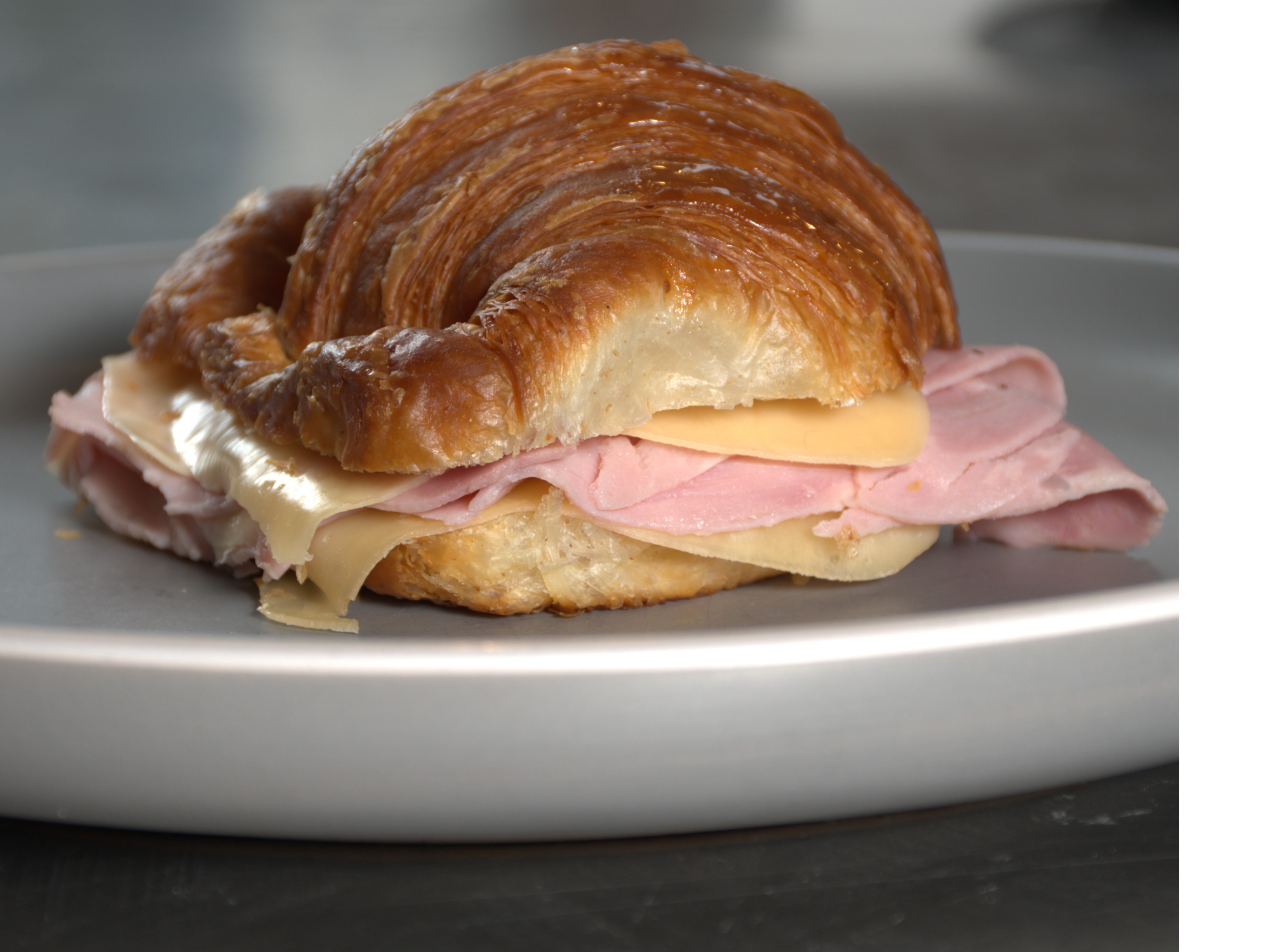 MEDIALUNA  CON JAMON Y QUESO