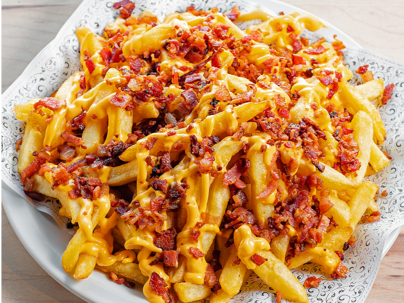 PAPAS CON CHEDDAR Y BACON