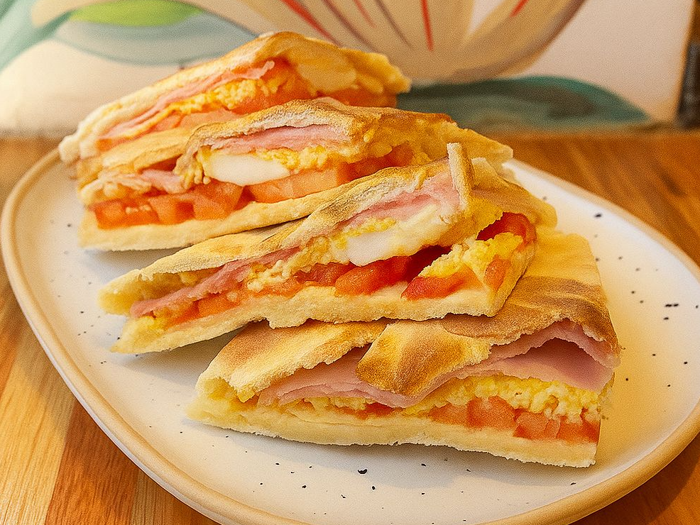 Árabe Prensado Jamón, Queso, Tomate y Huevo