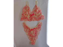 Conjunto encaje beige y rosa