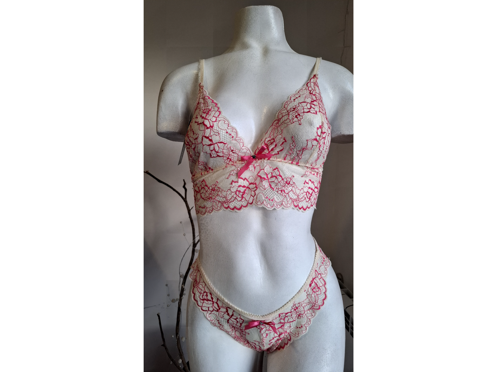 Conjunto encaje beige y rosa