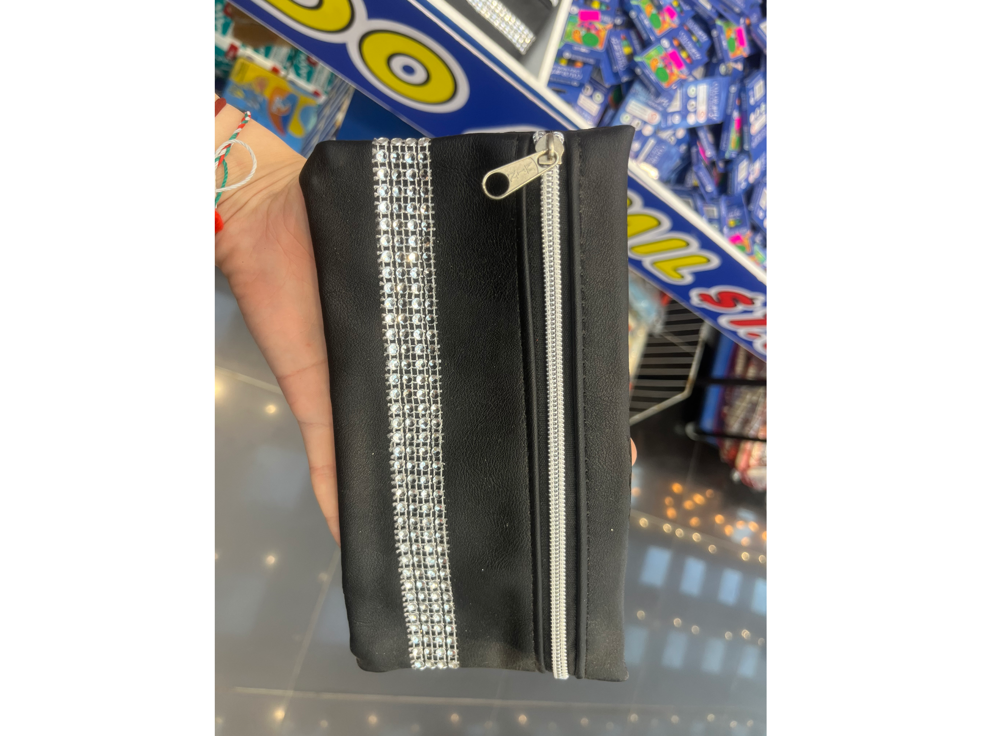 CARTUCHERA CON TACHAS