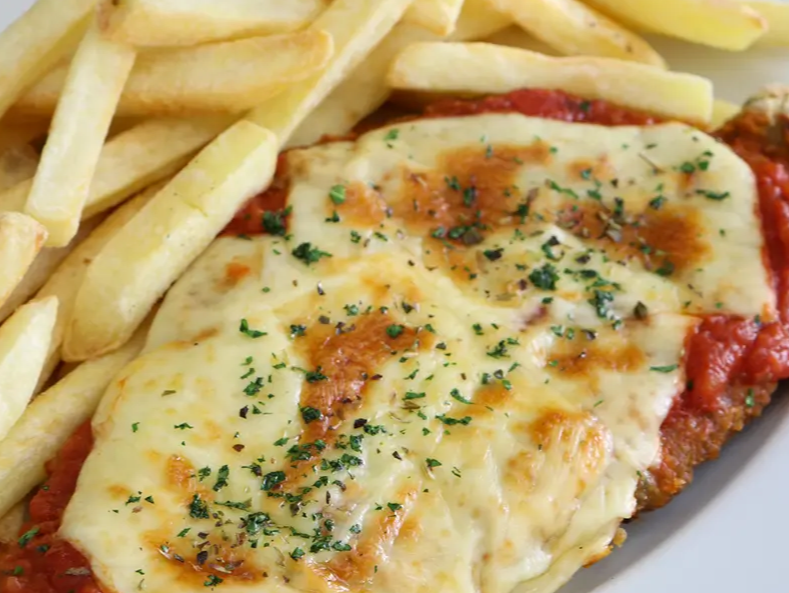 Milanesa a la napolitana con papas fritas