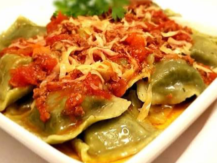 Raviolones de masa de Espinaca rellenos de calabaza y queso