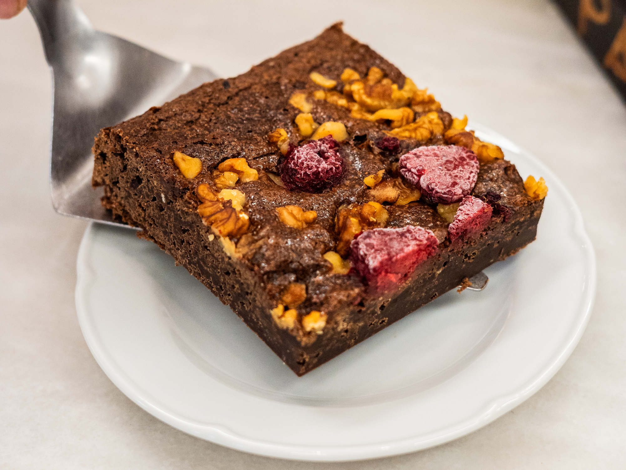 BROWNIE DE CHOCOLATE CON FRAMBUESA Y NUECES