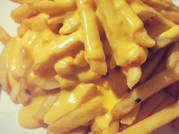 PAPAS CON CHEDDAR