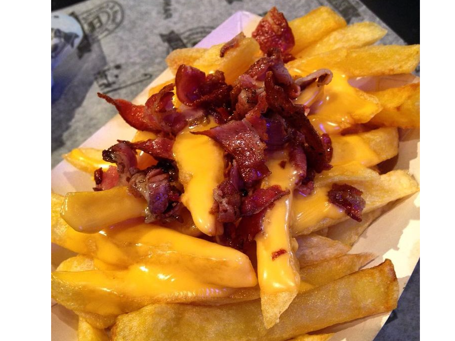 PAPAS CON CHEDDAR Y BACON